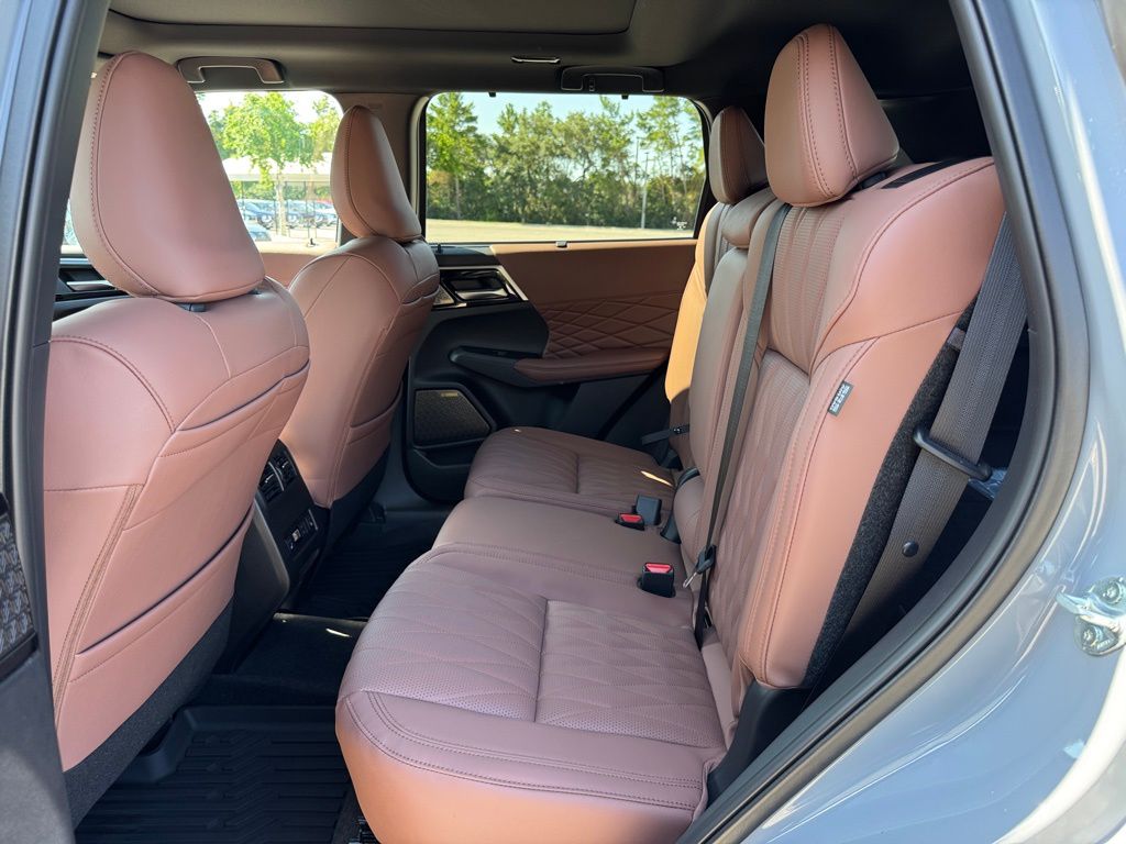 2025 Mitsubishi Outlander SEL photo 13
