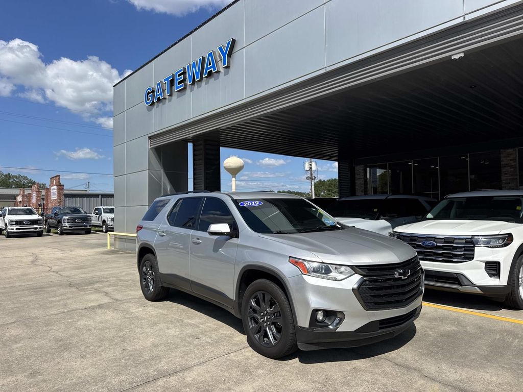 Silver Ice Metallic 2019 Chevrolet Traverse SUV / Crossover Front-Wheel Drive 9-Speed Automatic