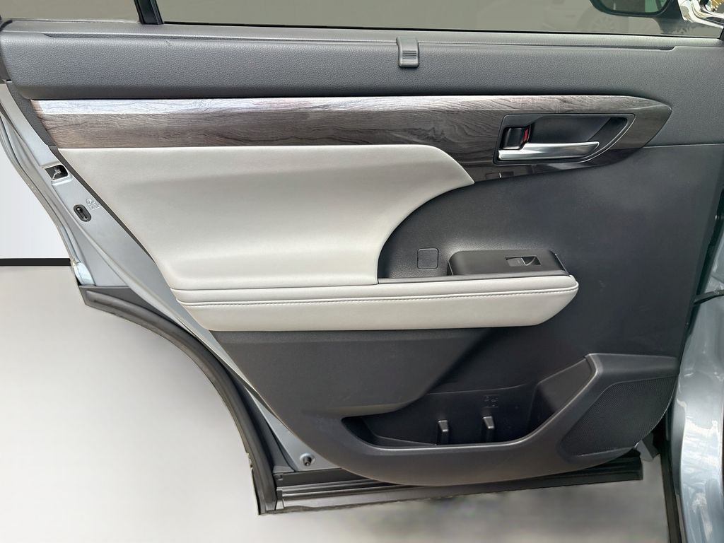 Thumbnail: 2020 Toyota Highlander - 27