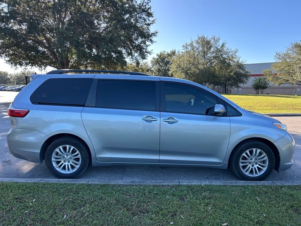 Thumbnail: 2017 Toyota Sienna - 6