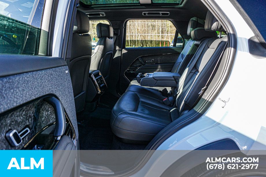 Used 2023 White Land Rover SE Dynamic image 20