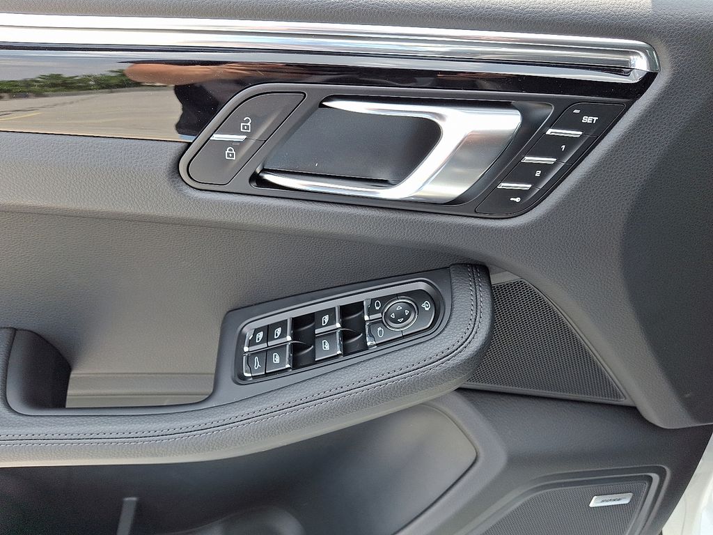 Thumbnail: 2025 Porsche Macan - 14