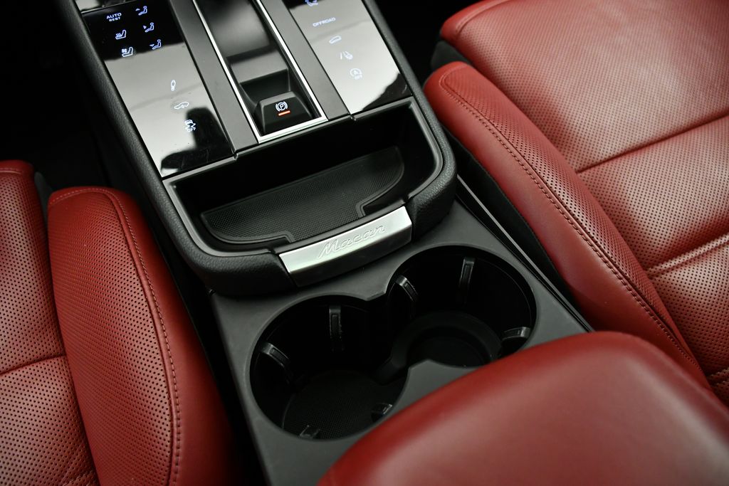 Thumbnail: 2023 Porsche Macan - 32