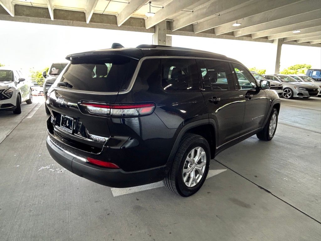 Used 2023 Diamond Black Crystal Pearlcoat Jeep Limited image 4