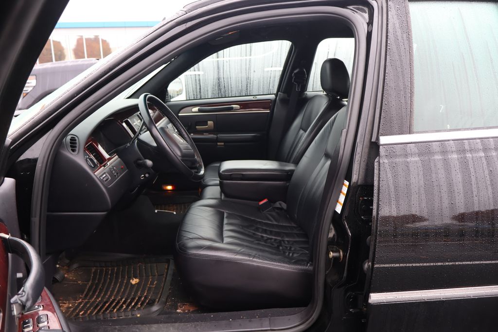 Thumbnail: 2004 Lincoln Town Car - 13