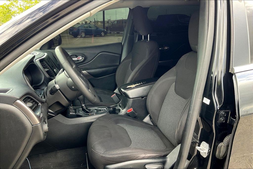 Used 2019 Jeep Cherokee Latitude 4D Sport Utility