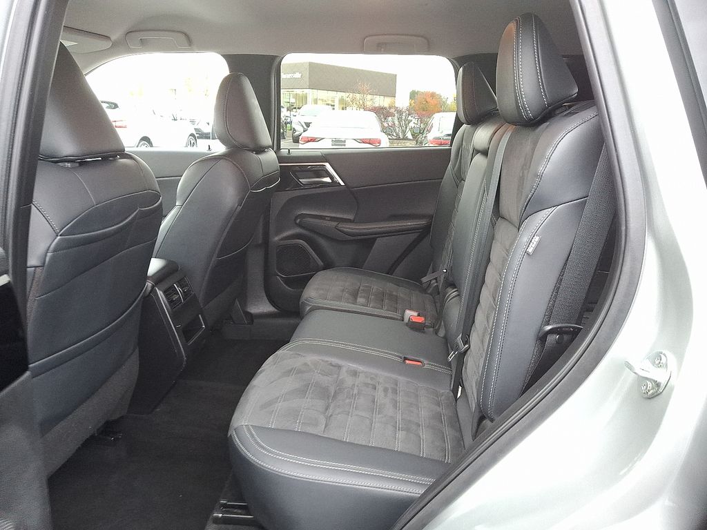 Thumbnail: 2024 Mitsubishi Outlander - 10