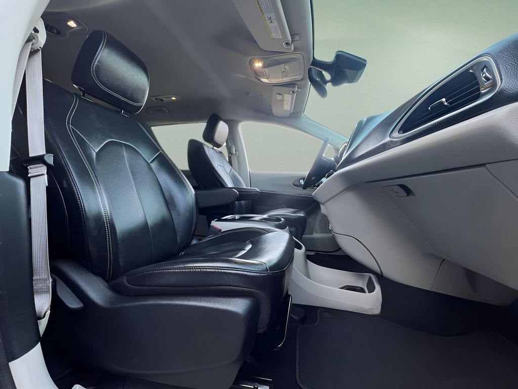 Used 2022 Chrysler Pacifica Van