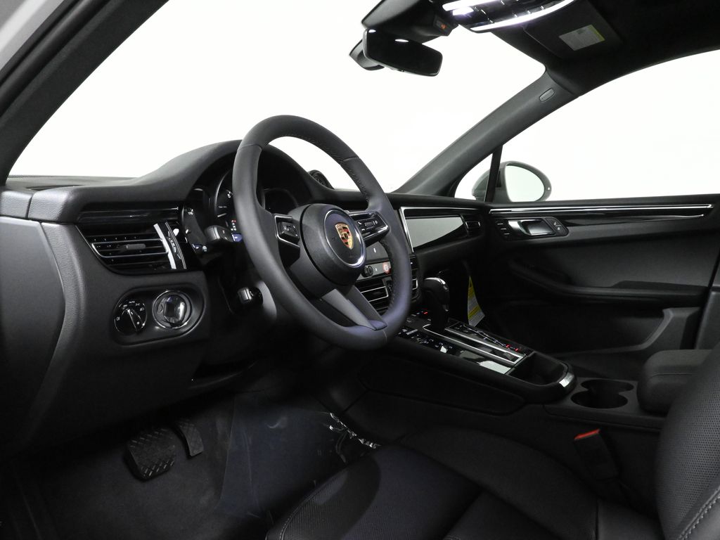 Thumbnail: 2025 Porsche Macan - 4