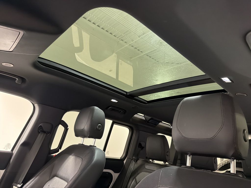 Certified Used 2022 White Land Rover X-Dynamic SE image 19