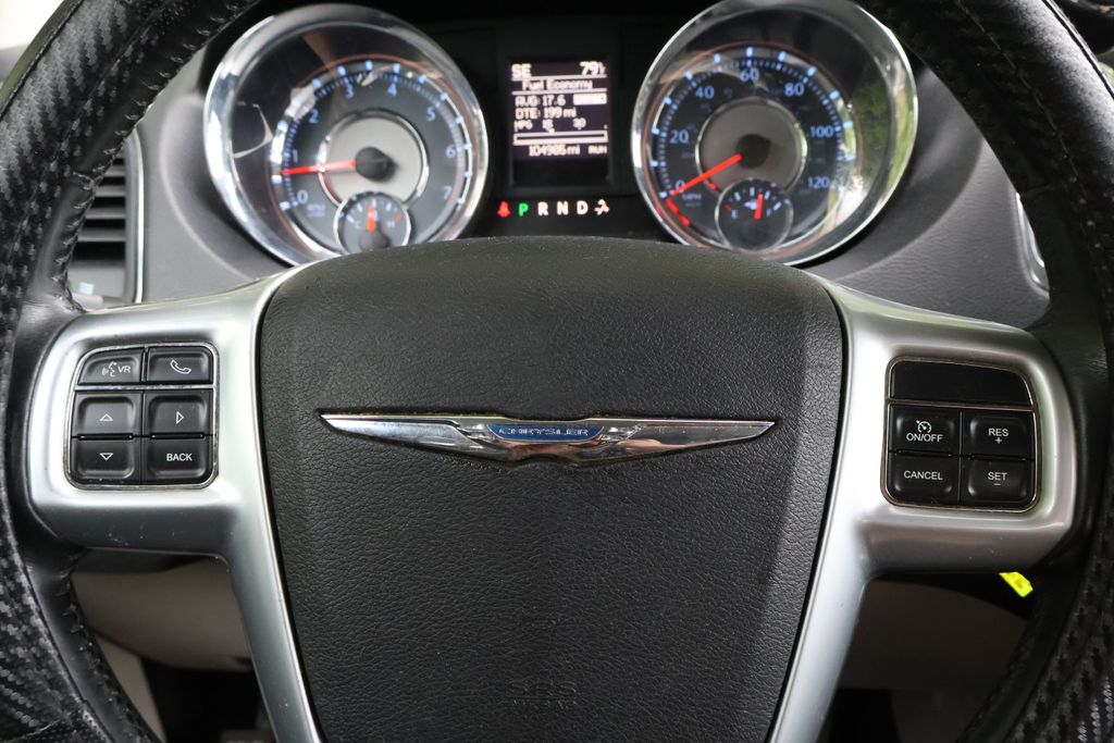 Thumbnail: 2013 Chrysler Town & Country - 24