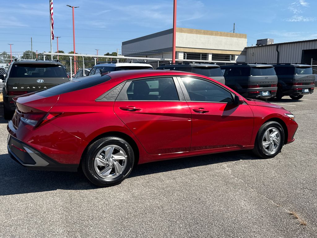 2025 Hyundai Elantra SE photo 4