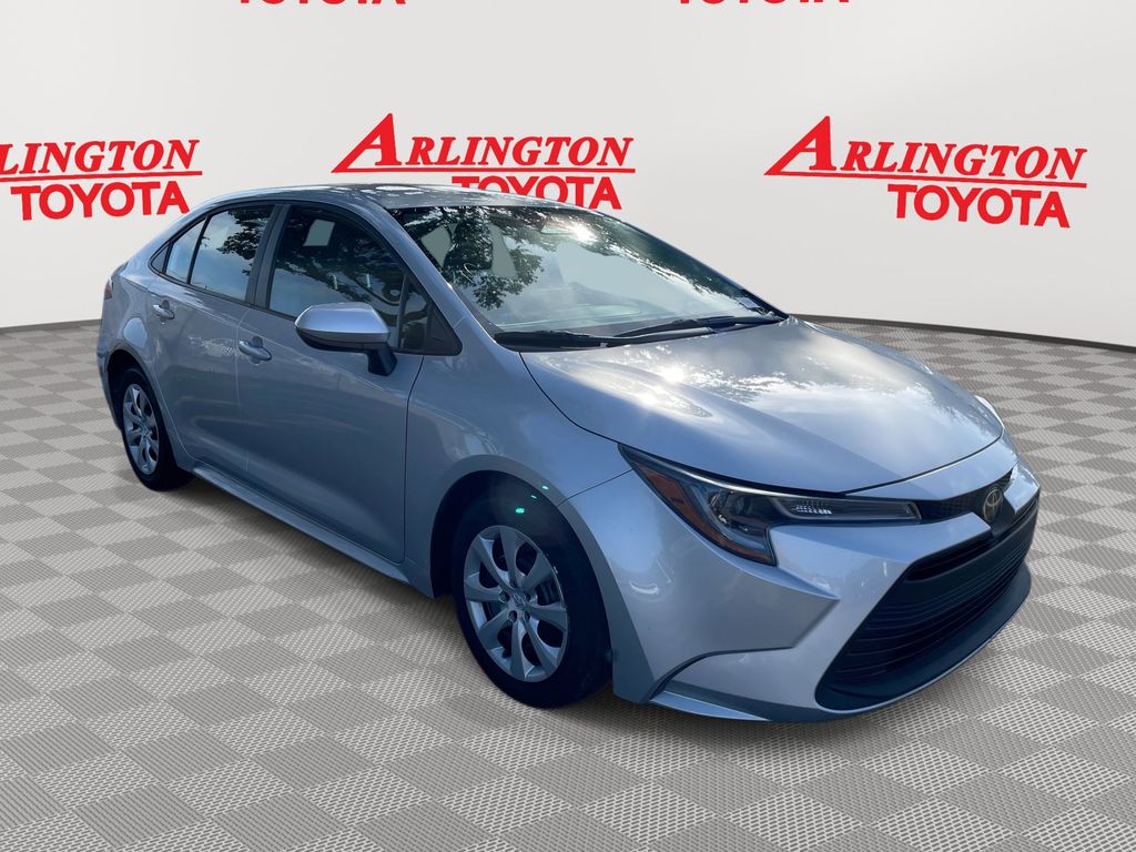 2024 Toyota Corolla LE's photo