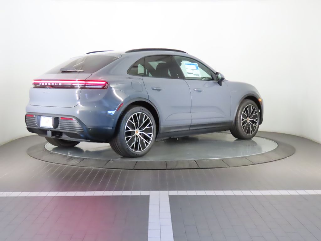 Thumbnail: 2025 Porsche Macan - 7
