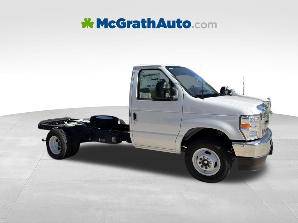 Oxford White 2026 Ford E-Series Chassis Pickup Truck Rear-Wheel Drive 6-Speed Automatic Overdrive