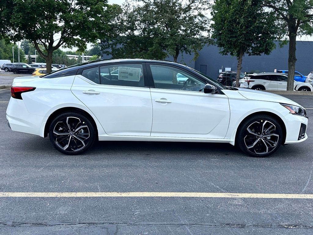 New 2026 Pearl White/Super Black Nissan 2.5 SR image 2