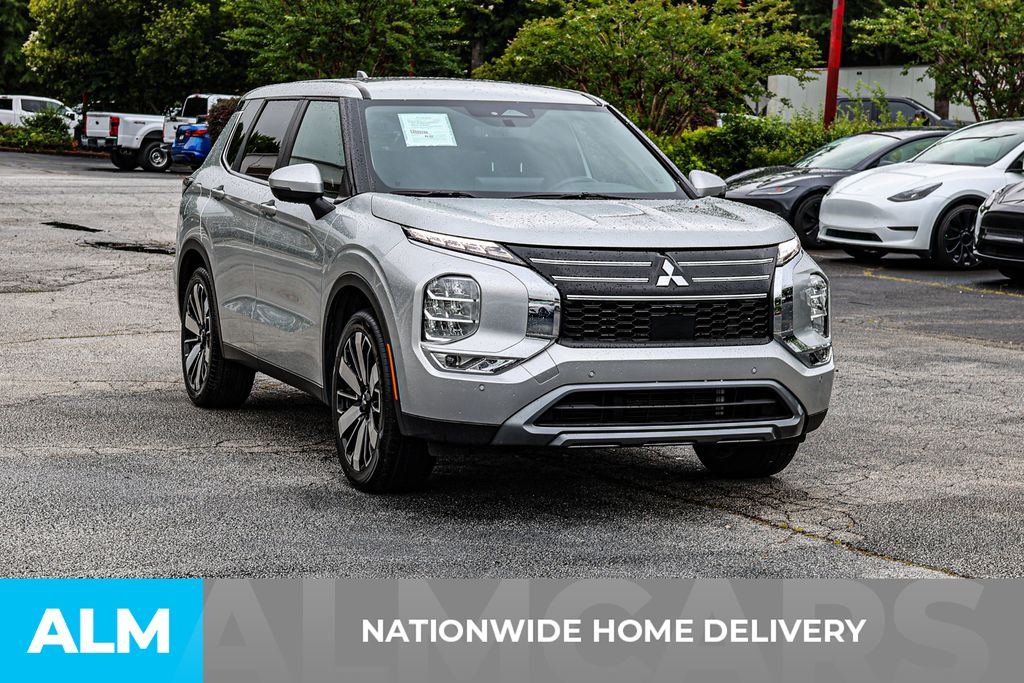 Used 2025 Silver Mitsubishi SE image 5