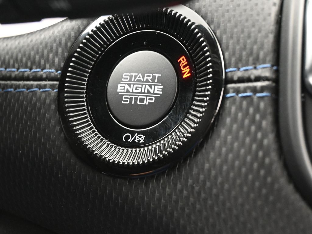 New 2026 Diamond Black Crystal Pearlcoat Jeep Latitude image 23