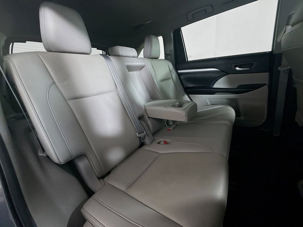 Thumbnail: 2019 Toyota Highlander - 27