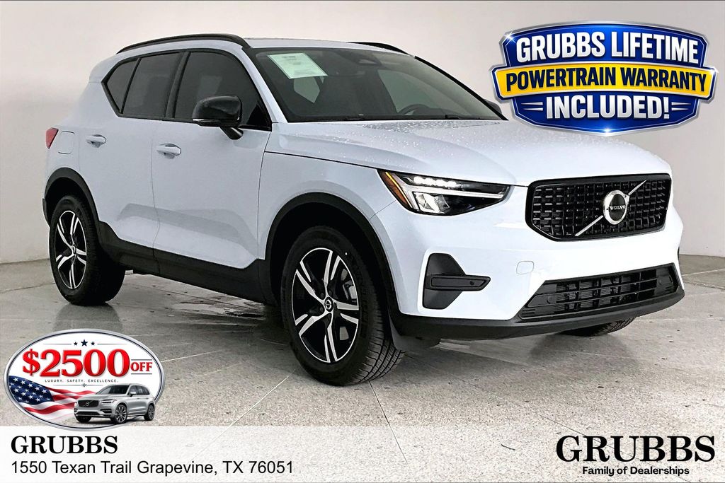 White (Cloud) 2026 Volvo XC40 SUV / Crossover All-Wheel Drive Automatic