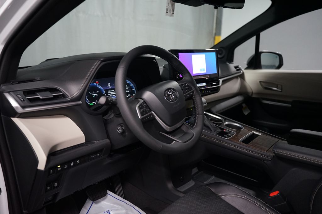 Thumbnail: 2025 Toyota Sienna - 18