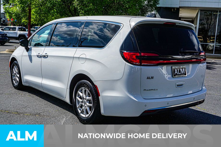 2024 Chrysler Pacifica Touring L photo 4