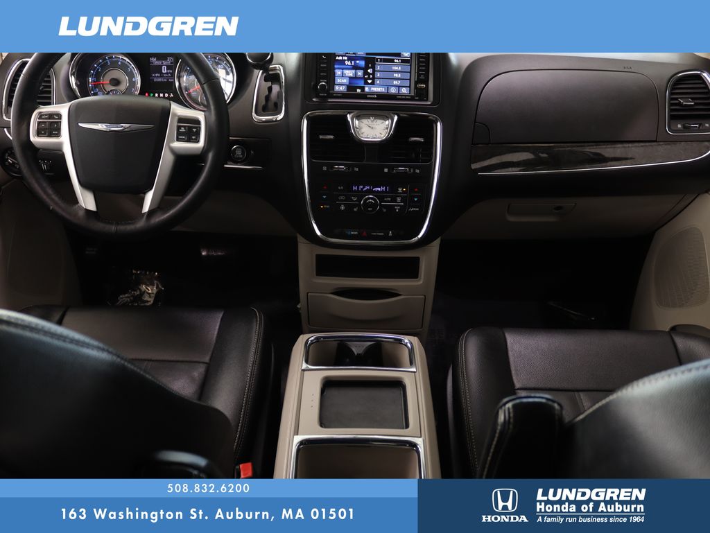 2016 Chrysler Town & Country Touring 17