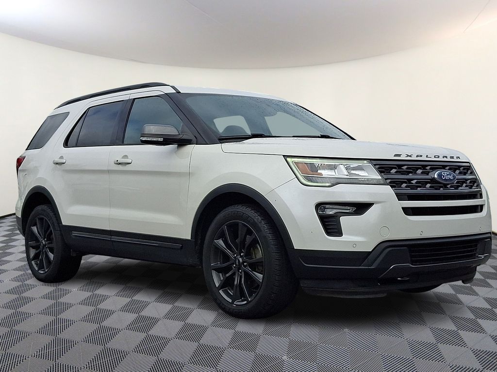 White Platinum Clearcoat Metallic 2018 Ford Explorer XLT AWD SUV / Crossover All-Wheel Drive 6-Speed Automatic