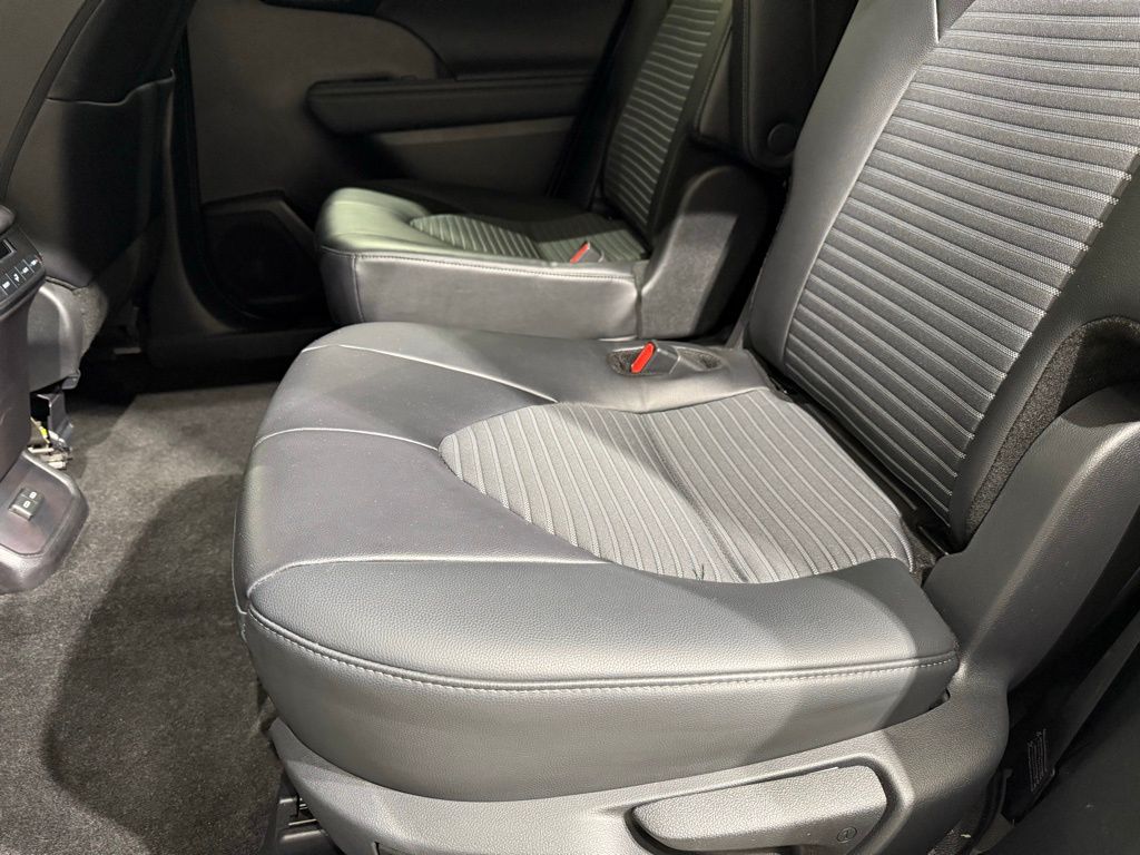 Thumbnail: 2024 Toyota Highlander - 21