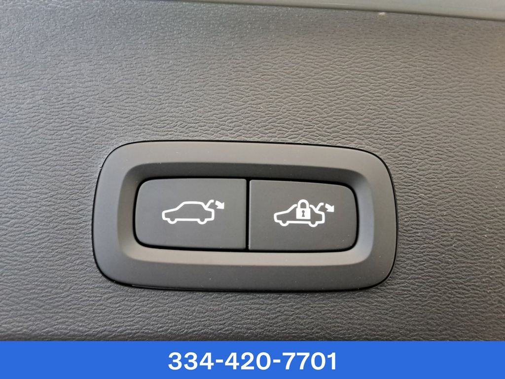 new 2025 Volvo XC40 car, priced at $37,599