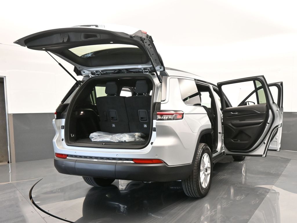 Used 2024 Silver Zynith Jeep Laredo image 65