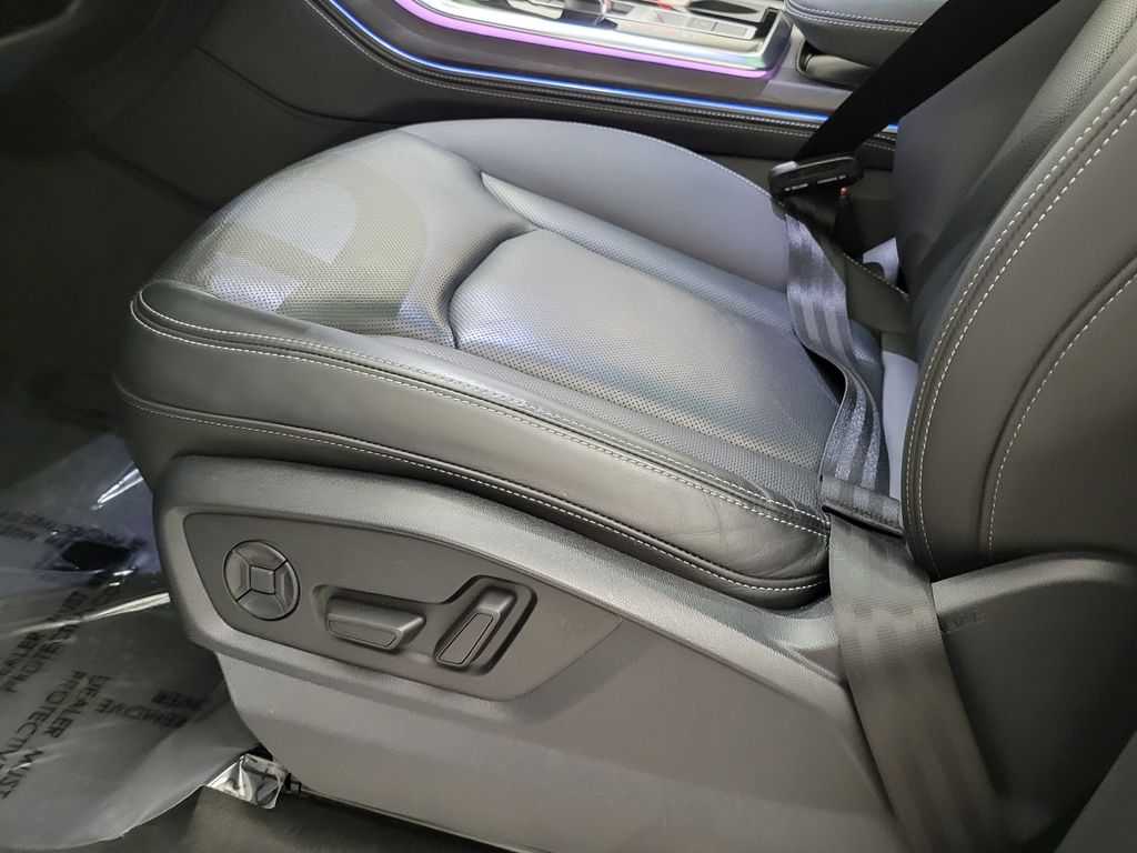 Thumbnail: 2023 Audi Q8 - 26