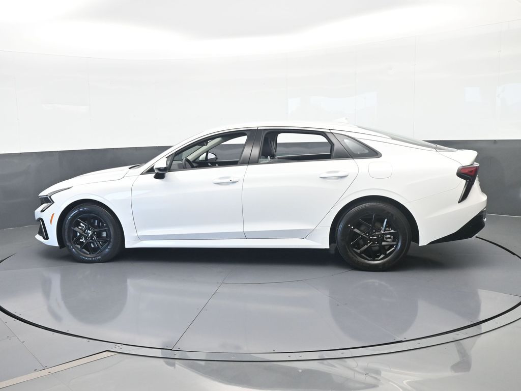 New 2025 Snow White Pearl Kia LXS image 3
