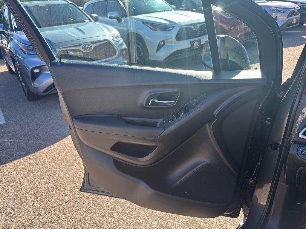2020 Chevrolet Trax LS photo 27