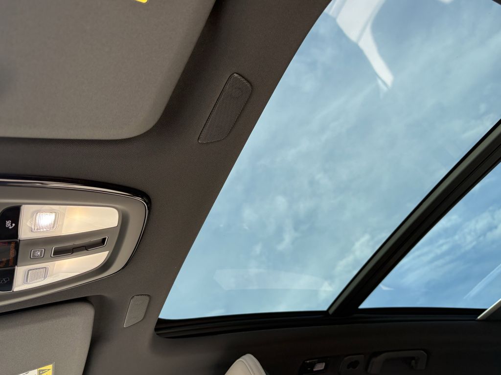 New 2026 Crystal White Volvo B5 AWD Plus image 23