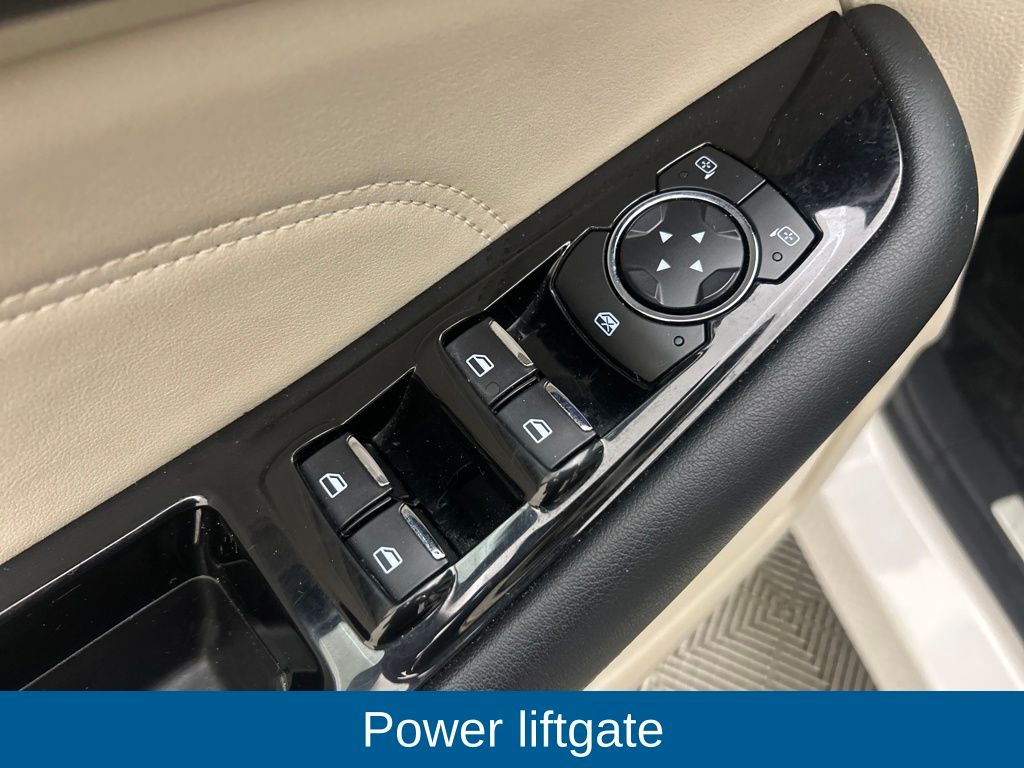 2016 Ford Edge Titanium photo 16
