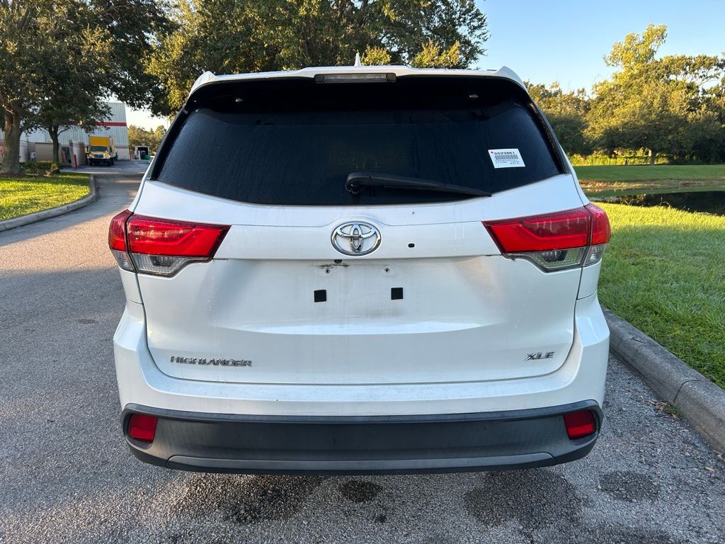 Thumbnail: 2017 Toyota Highlander - 4