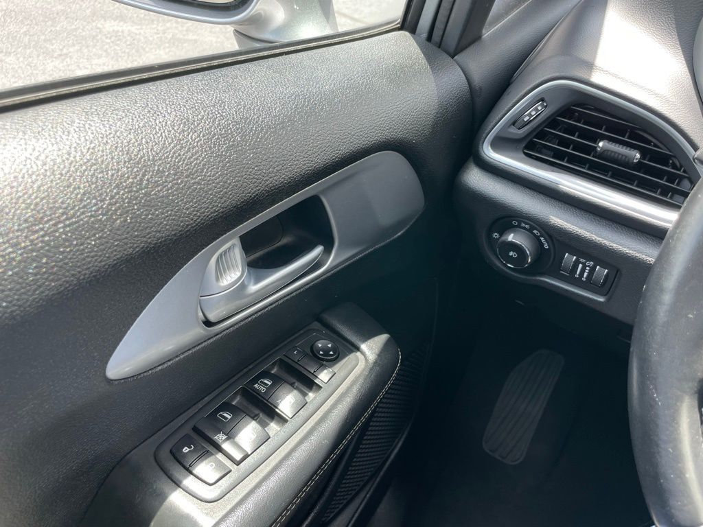 Thumbnail: 2018 Chrysler Pacifica - 23