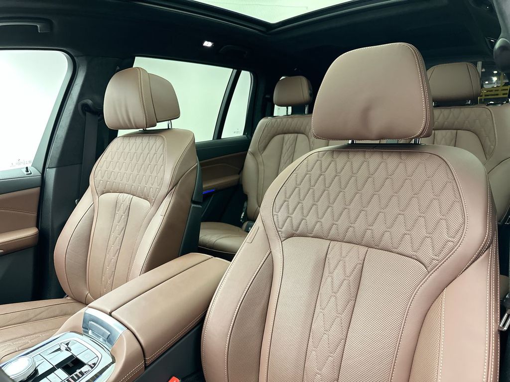 Thumbnail: 2025 BMW X7 - 11