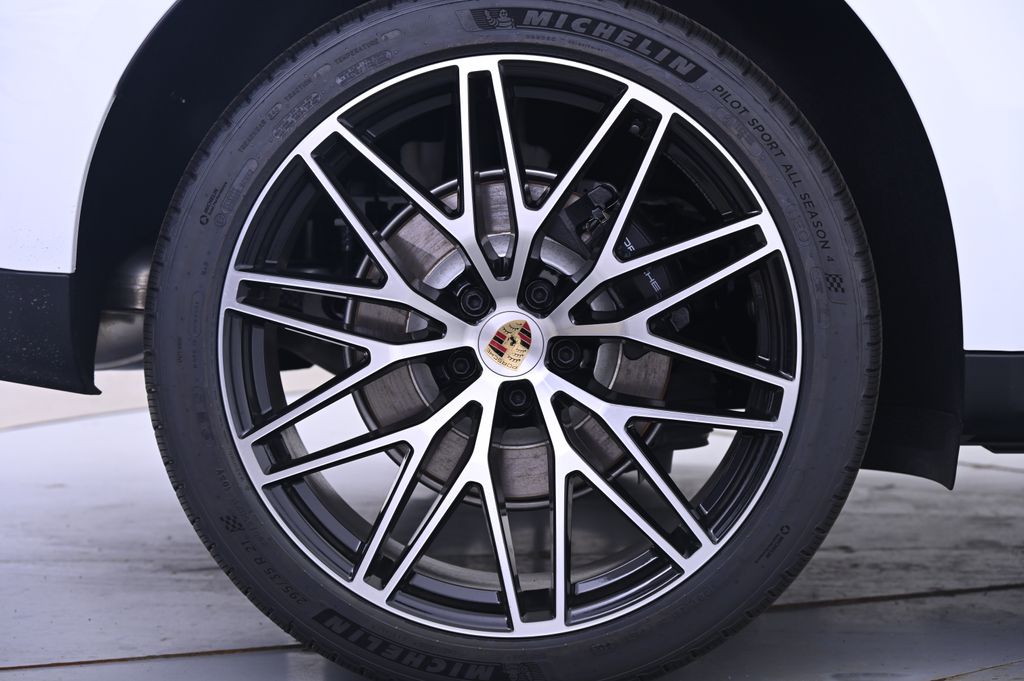 Thumbnail: 2025 Porsche Macan - 13