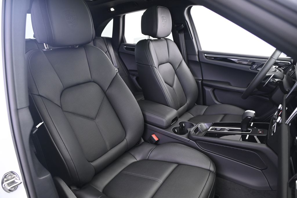 Thumbnail: 2026 Porsche Macan - 24