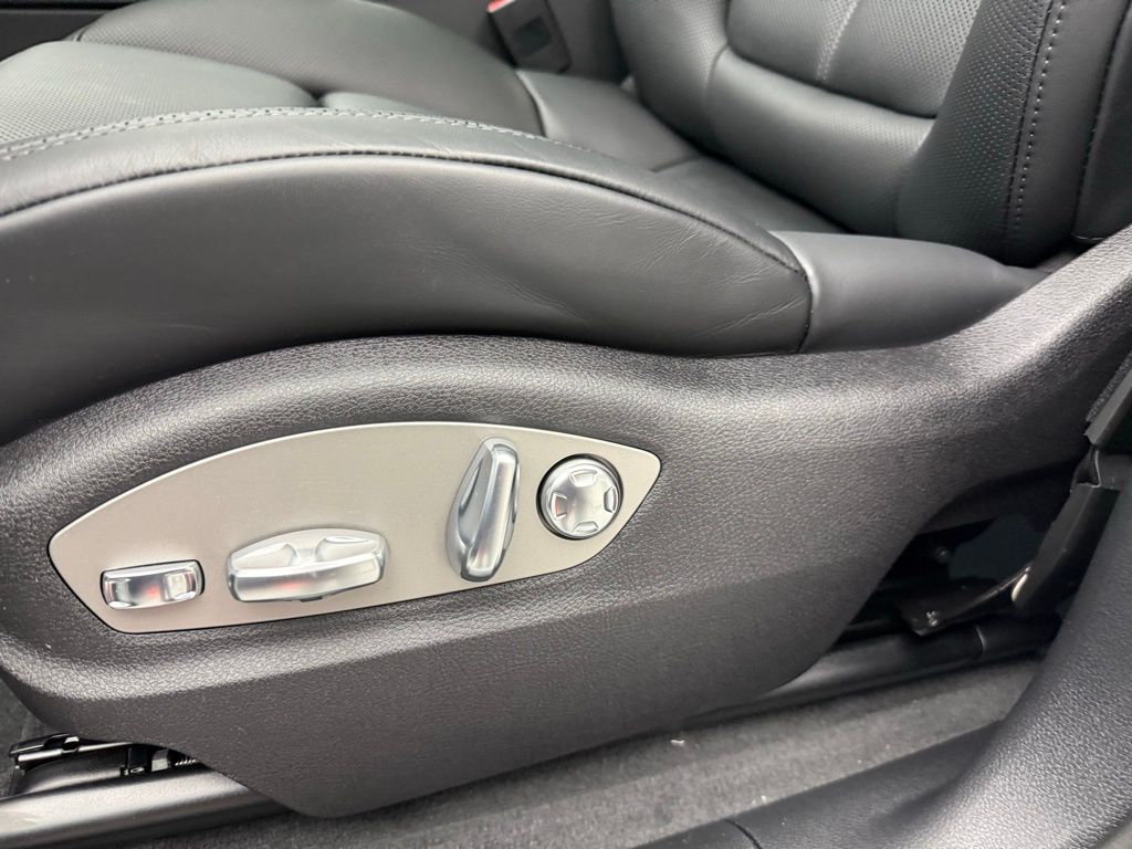 Thumbnail: 2026 Porsche Macan - 21