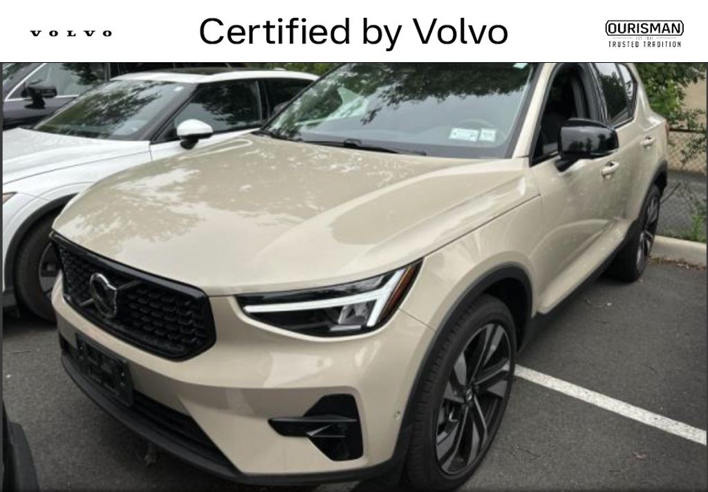2025 Volvo XC40 B5 Plus Dark Theme