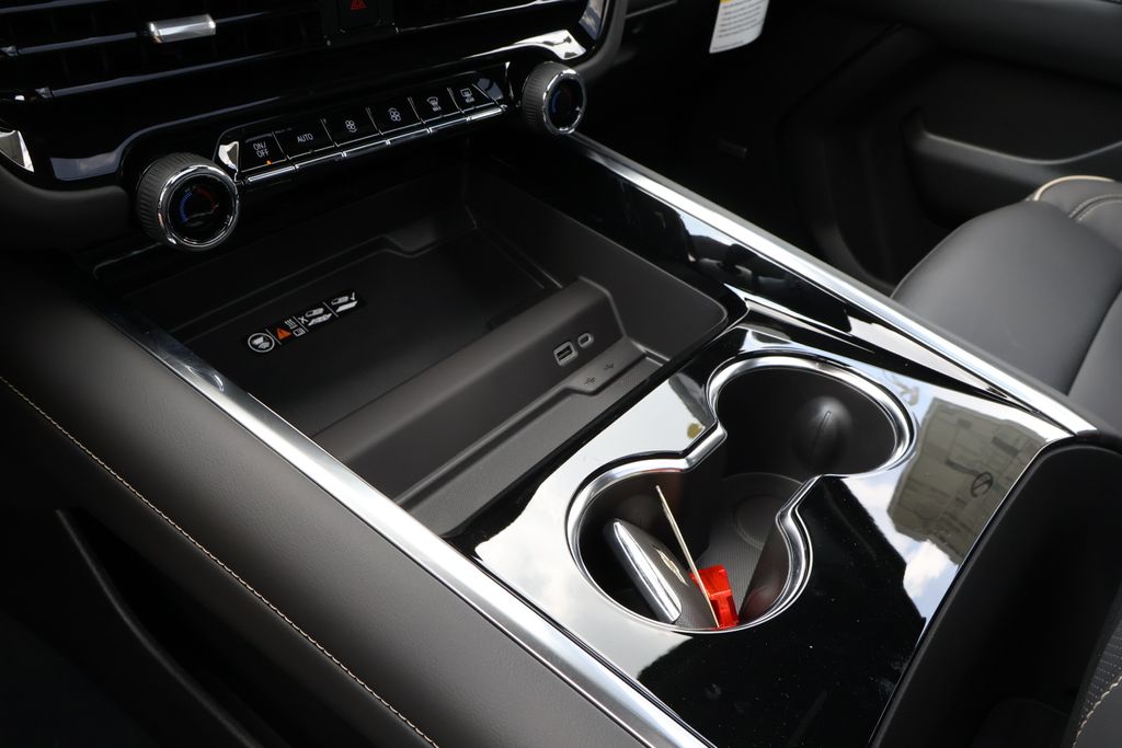 Thumbnail: 2025 Chevrolet Suburban - 32