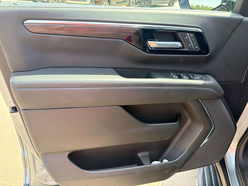 Used 2025 Sterling Gray Metallic Chevrolet LT image 10