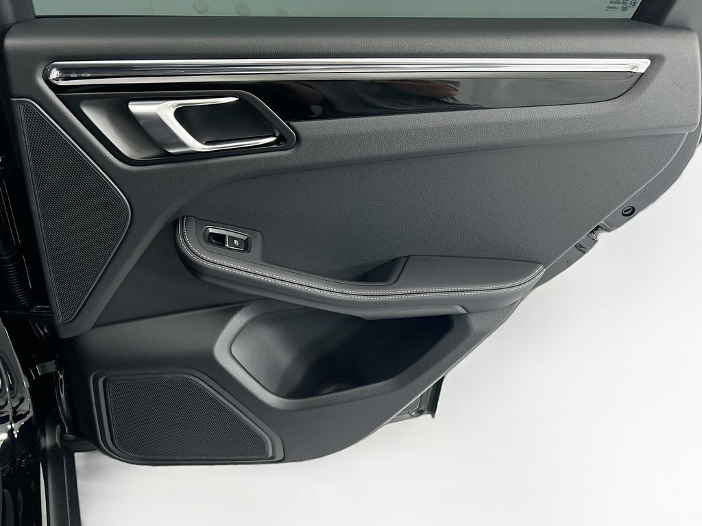 Thumbnail: 2026 Porsche Macan - 27