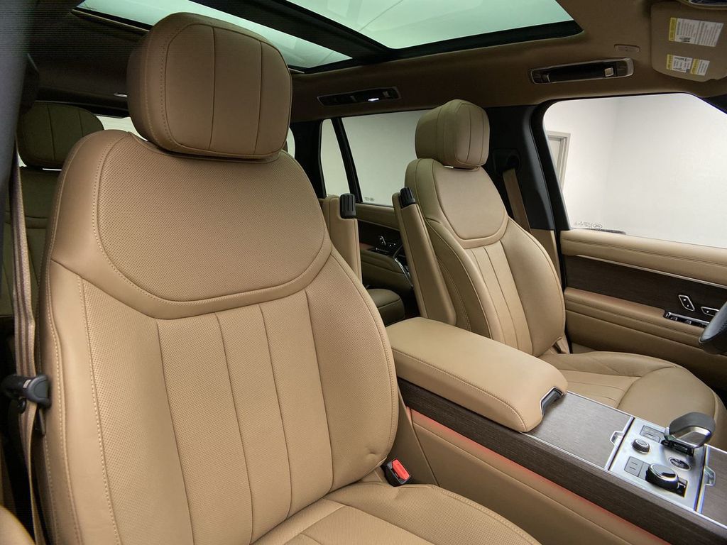 2023 Land Rover Range Rover SE 12