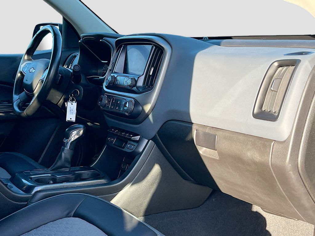 Used 2022 Black Chevrolet Z71 image 27
