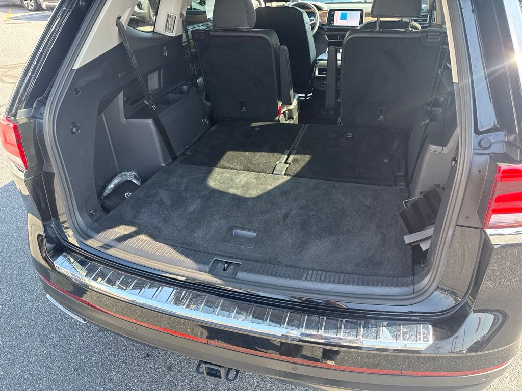 2024 Volkswagen Atlas 2.0T SE w/Technology Black at South Hills CDJR