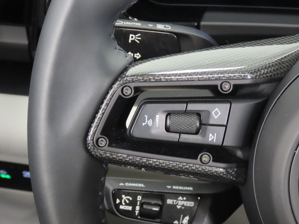 Thumbnail: 2025 Porsche Macan - 20